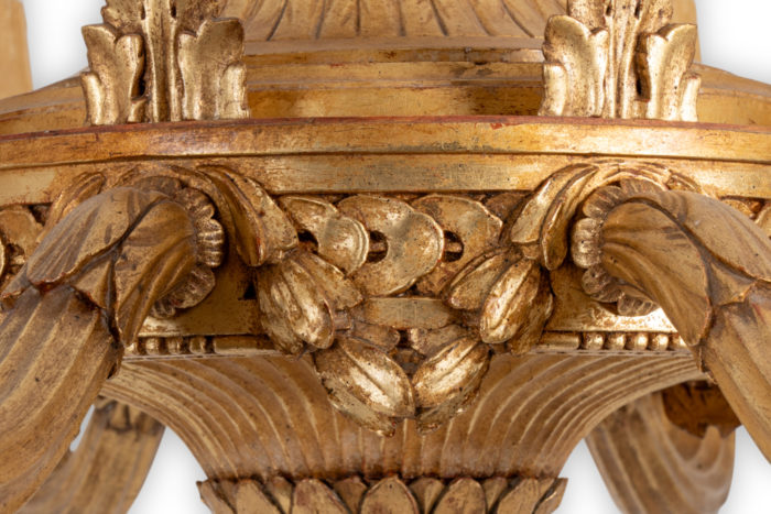 A. Dumez, Lustre de style Louis XVI en bois sculpté et doré. Années 1950- focus