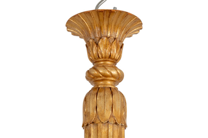 A. Dumez, Lustre de style Louis XVI en bois sculpté et doré. Années 1950 - haut du lustre