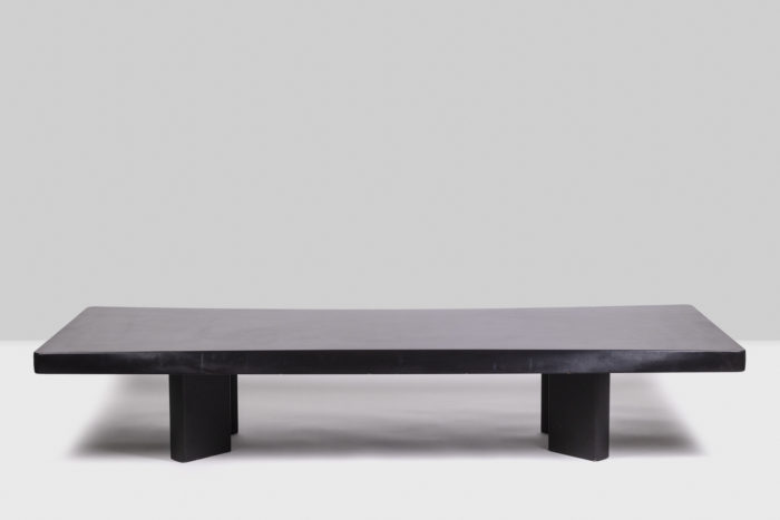 Charlotte Perriand Table basse en bois laqué noir - face
