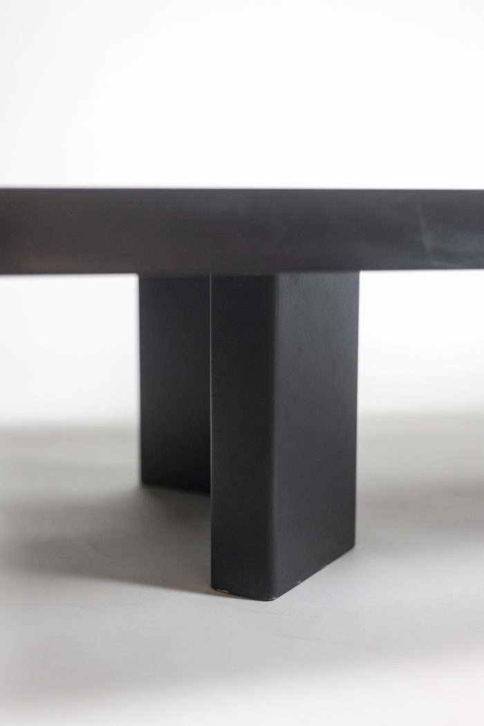 Charlotte Perriand Table basse en bois laqué noir - focus