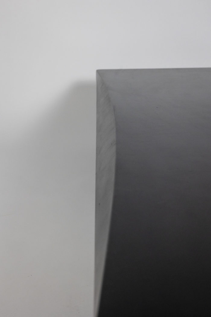 Charlotte Perriand Table basse en bois laqué noir - focus bis