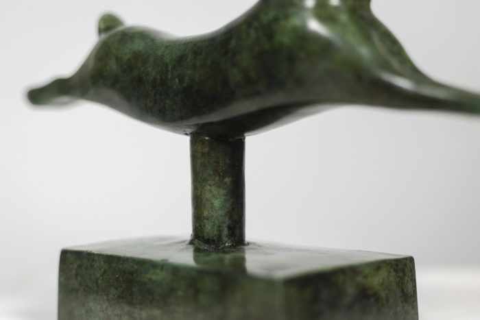 François Pompon, signé en creux. Atelier Valsuani, édité par. Sculpture intitulée Lapin courant. Bronze à patine verte, fonte à la cire perdue - détail