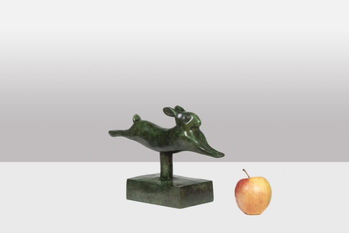 François Pompon, signé en creux. Atelier Valsuani, édité par. Sculpture intitulée Lapin courant. Bronze à patine verte, fonte à la cire perdue - échelle