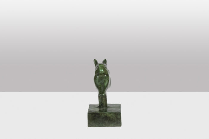 François Pompon, signé en creux. Atelier Valsuani, édité par. Sculpture intitulée Lapin courant. Bronze à patine verte, fonte à la cire perdue - face