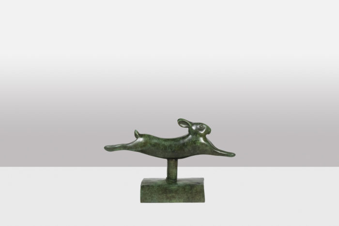 François Pompon, signé en creux. Atelier Valsuani, édité par. Sculpture intitulée Lapin courant. Bronze à patine verte, fonte à la cire perdue - profil