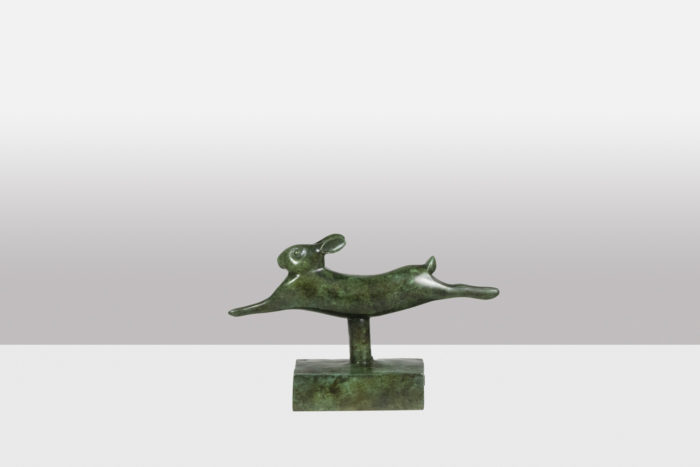 François Pompon, signé en creux. Atelier Valsuani, édité par. Sculpture intitulée Lapin courant. Bronze à patine verte, fonte à la cire perdue - profil bis