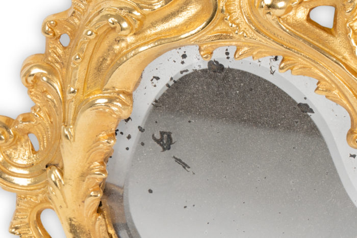 Miroir en bronze doré, chantourné et de style Rocaille, époque Napoléon III - détail