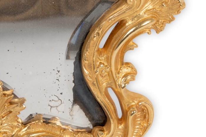 Miroir en bronze doré, chantourné et de style Rocaille, époque Napoléon III - zoom