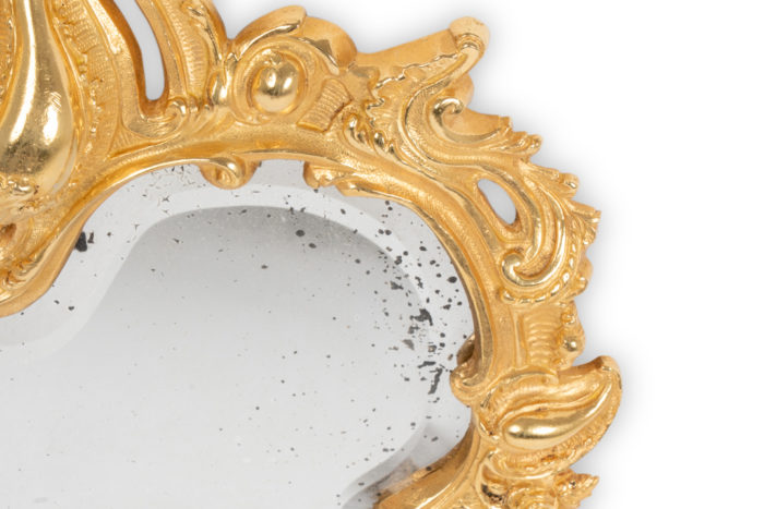 Miroir en bronze doré, chantourné et de style Rocaille, époque Napoléon III - zoom chantourné
