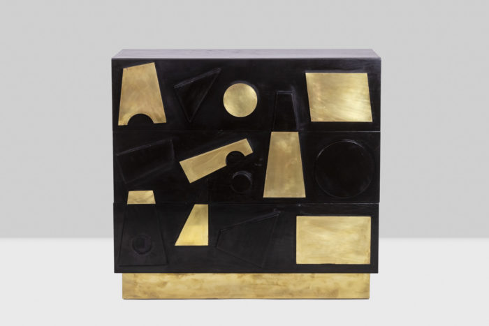 Pair of chests of drawers in lacquered beech and gilded brass. Contemporary work - la deuxième de face