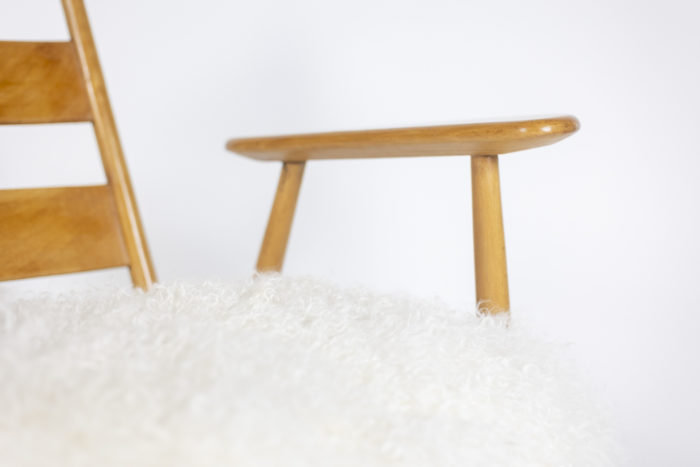 Pair of “lounge” armchairs in blond beech. 1950s - accotoir