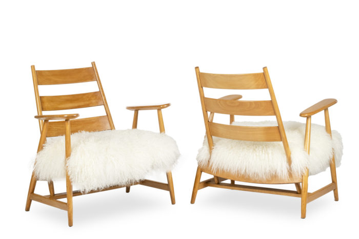 Pair of “lounge” armchairs in blond beech. 1950s- la paire mise en scène