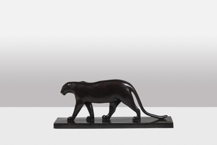 Panthère noire, bronze à patine brune à la cire perdue d'après François Pompon édité par l'atelier Valsuani, Reproduction 2006, Exemplaire 9:25 - profil