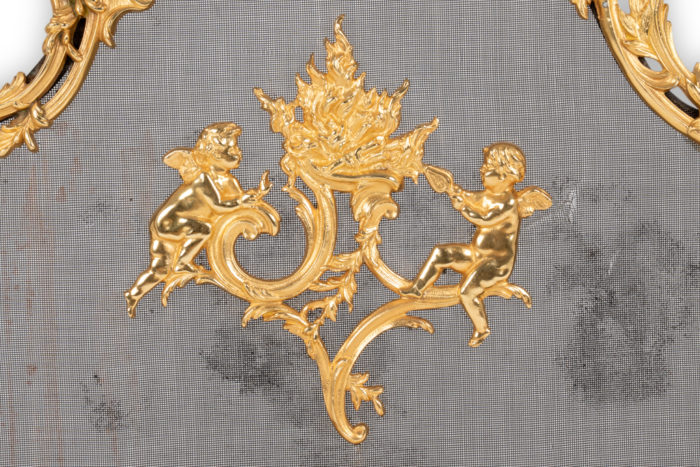 Louis XV style gilt bronze fire screen. Circa 1880 - 2 cherubs