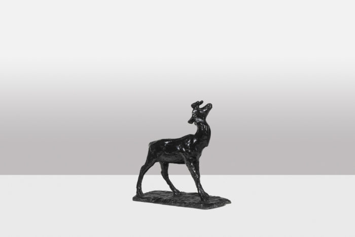 Sculpture Cerf bramant. Bronze en patine brune, fonte à la cire perdue - 3:4 fond gris