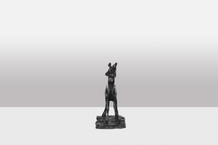 Sculpture Cerf bramant. Bronze en patine brune, fonte à la cire perdue - face