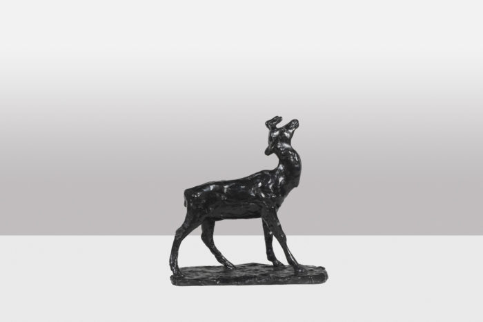 Sculpture Cerf bramant. Bronze en patine brune, fonte à la cire perdue - profil