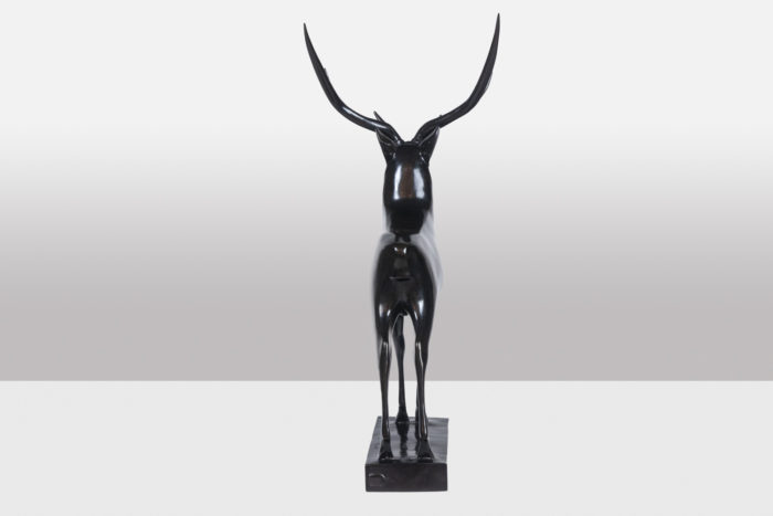 Sculpture intitulée Grand Cerf. Bronze à patine brune - dos