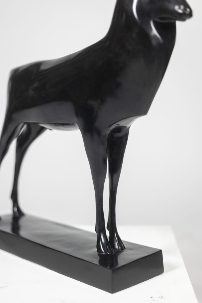 Sculpture intitulée Grand Cerf. Bronze à patine brune - focus
