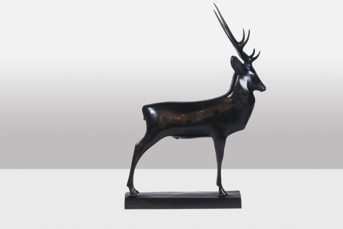 Sculpture intitulée Grand Cerf. Bronze à patine brune - profil