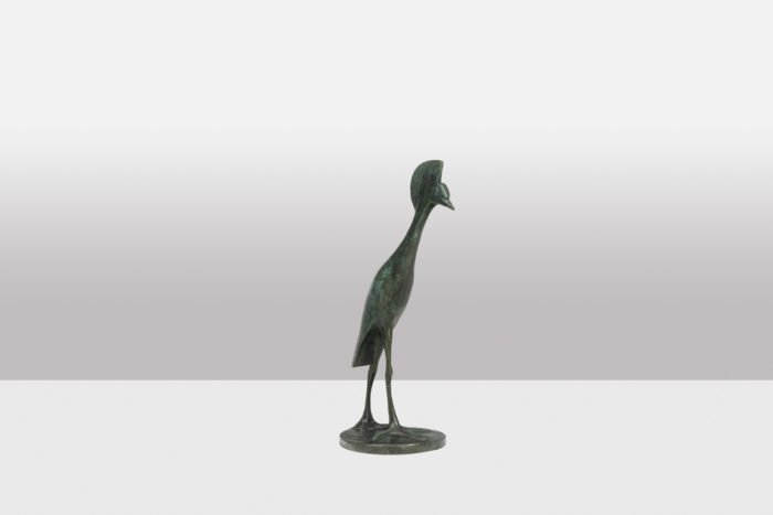 Sculpture intitulée Grue Couronnée en marche. Bronze à patine verte, fonte à la cire perdue - 3:4 de dos