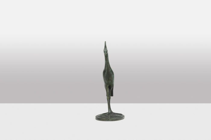 Sculpture intitulée Grue Couronnée en marche. Bronze à patine verte, fonte à la cire perdue - dos