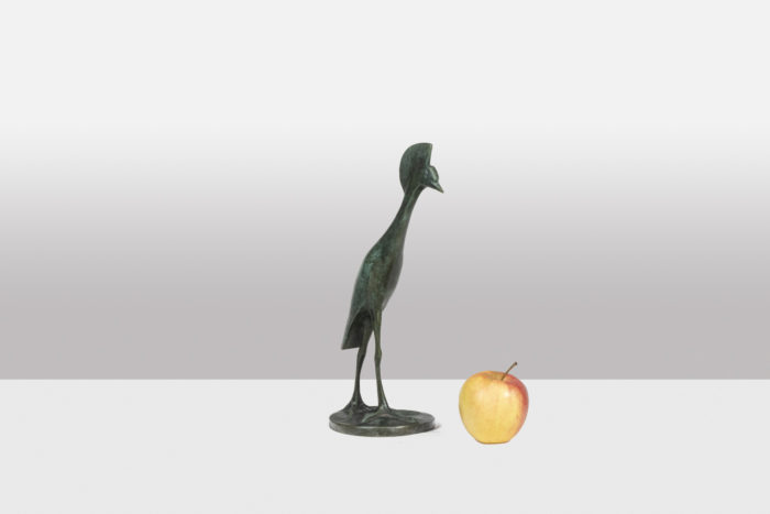 Sculpture intitulée Grue Couronnée en marche. Bronze à patine verte, fonte à la cire perdue - échelle
