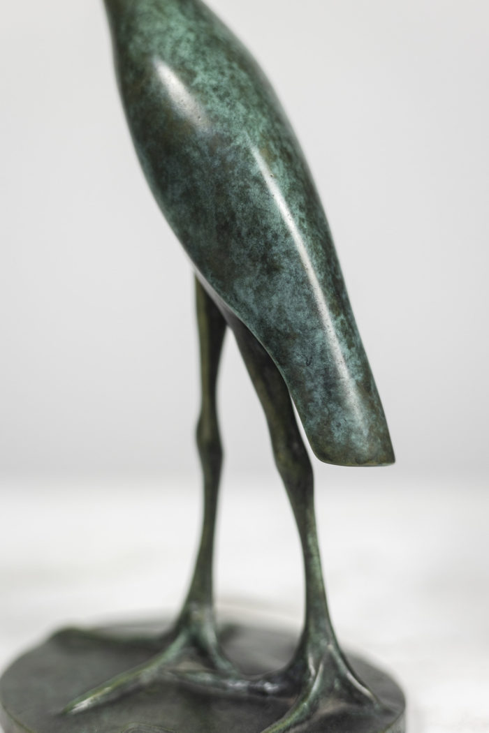 Sculpture intitulée Grue Couronnée en marche. Bronze à patine verte, fonte à la cire perdue - focus ter