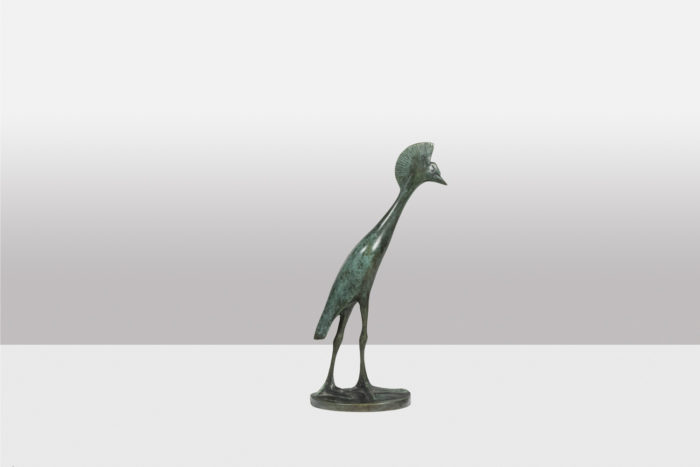 Sculpture intitulée Grue Couronnée en marche. Bronze à patine verte, fonte à la cire perdue - profil