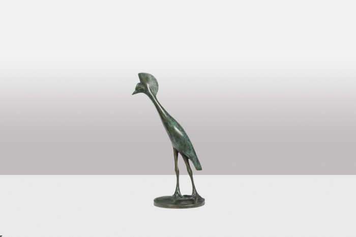 Sculpture intitulée Grue Couronnée en marche. Bronze à patine verte, fonte à la cire perdue - profil bis