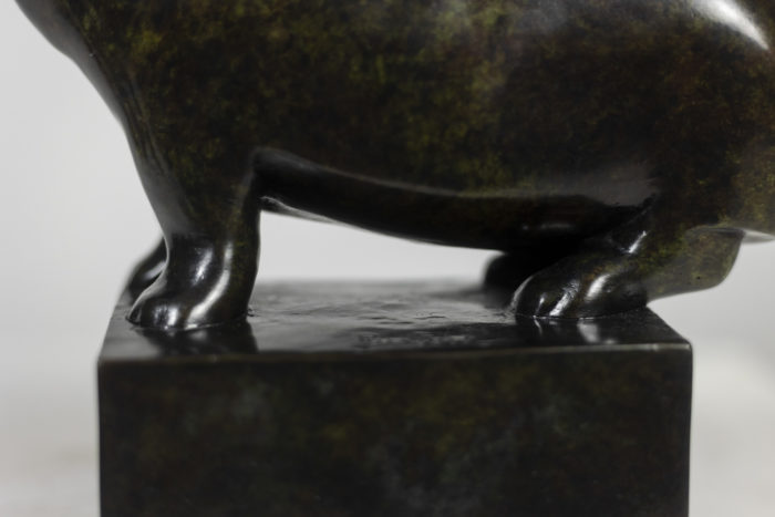 Sculpture intitulée Hippopotame. Bronze à patine brune, fonte à la cire perdue - focus terrasse