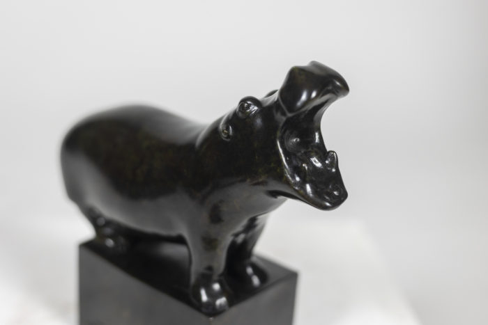 Sculpture intitulée Hippopotame. Bronze à patine brune, fonte à la cire perdue - gueule ouverte