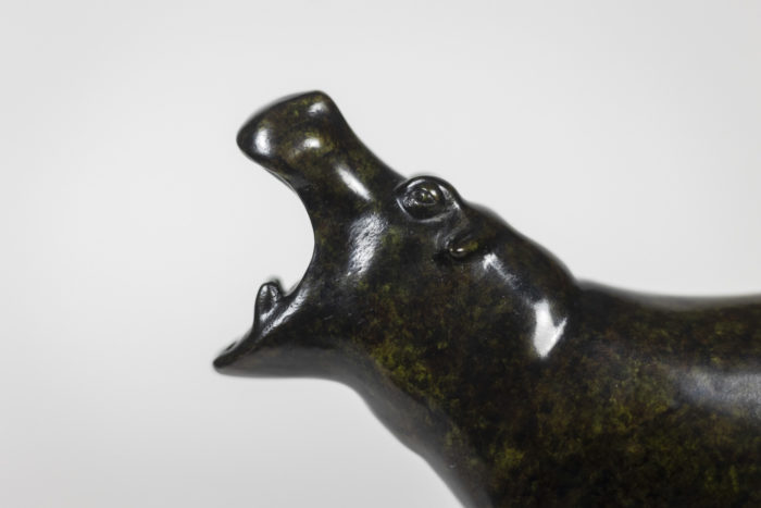 Sculpture intitulée Hippopotame. Bronze à patine brune, fonte à la cire perdue - gueule ouverte bis