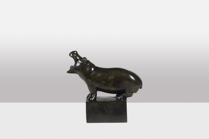 Sculpture intitulée Hippopotame. Bronze à patine brune, fonte à la cire perdue - profil