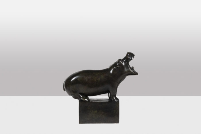 Sculpture intitulée Hippopotame. Bronze à patine brune, fonte à la cire perdue - profil bis