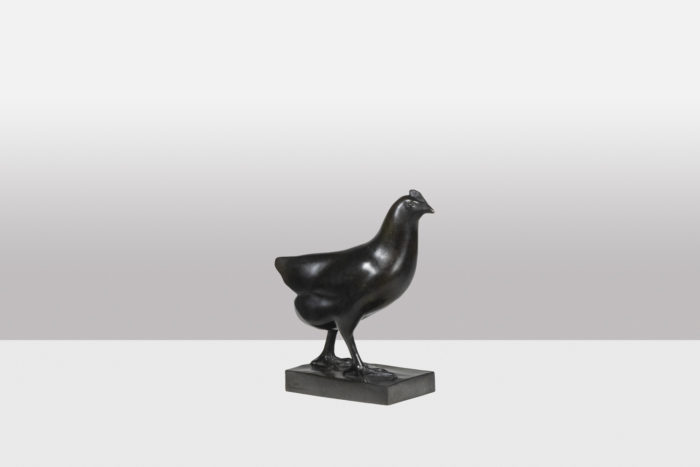 Sculpture intitulée Poule. Bronze à patine brune, fonte à la cire perdue - 3:4 fond gris