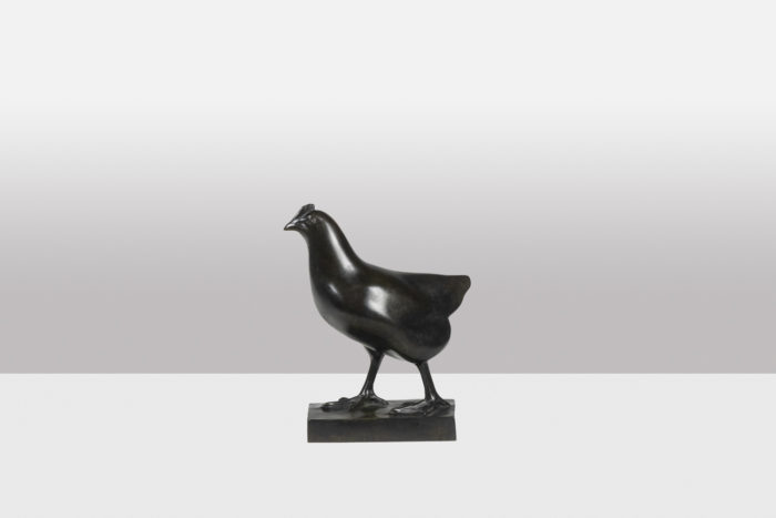 Sculpture intitulée Poule. Bronze à patine brune, fonte à la cire perdue - profil 