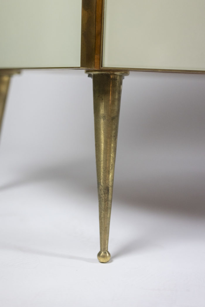 Geometric sideboard in glass and gilded brass. Contemporary Italian work. - zoom piètement fuseau