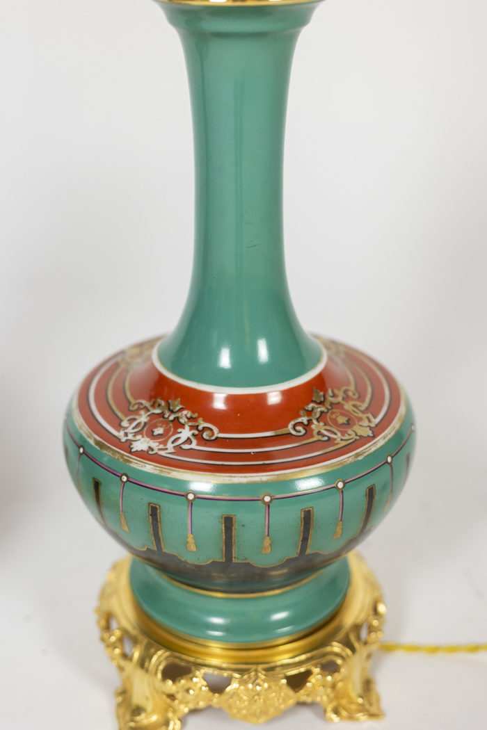 Paire de lampes en porcelaine de Paris, circa 1850 - forme balustre et base