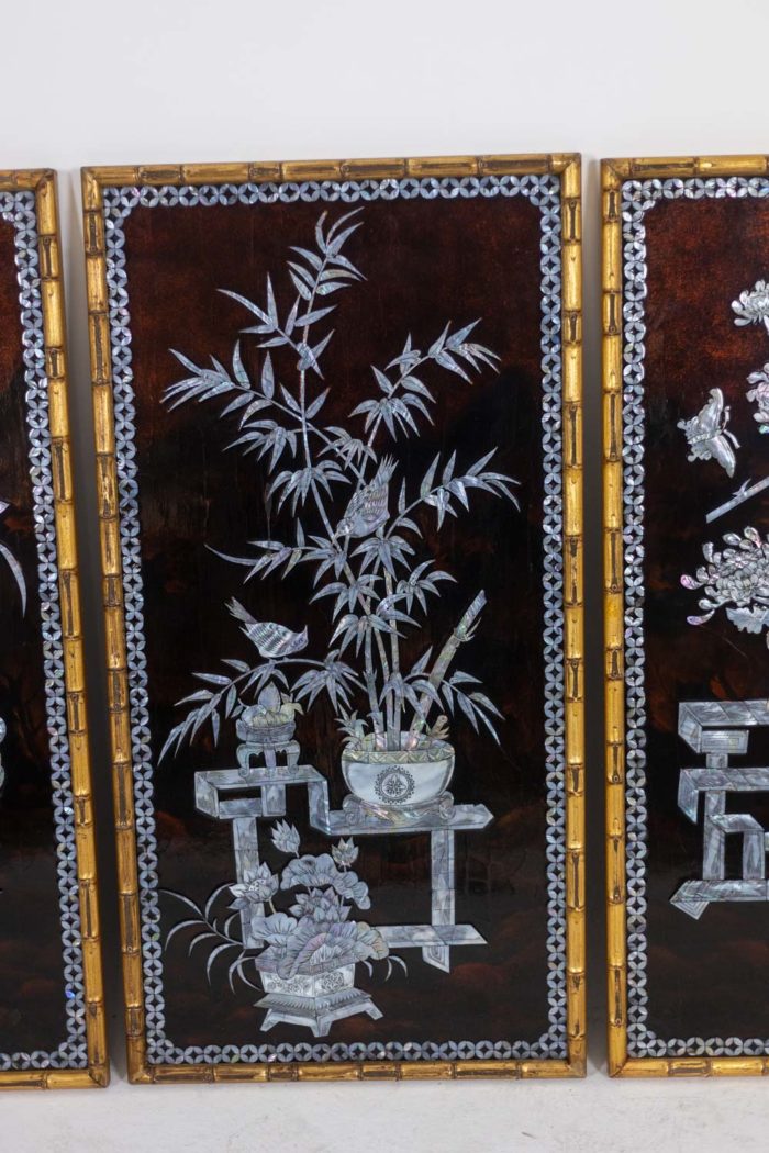 Série de 4 panneaux vietnamiens en nacre et laqué, cadre en bois doré à l'imitation du bambou - 3e panneau
