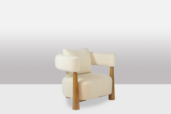 Pair of "bean" shaped armchairs, in blond beech. Contemporary work.- 3:4