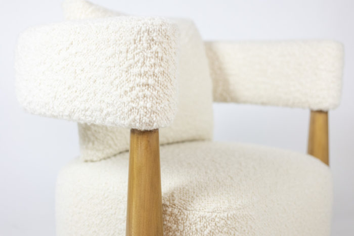 Pair of "bean" shaped armchairs, in blond beech. Contemporary work.- a detail again
