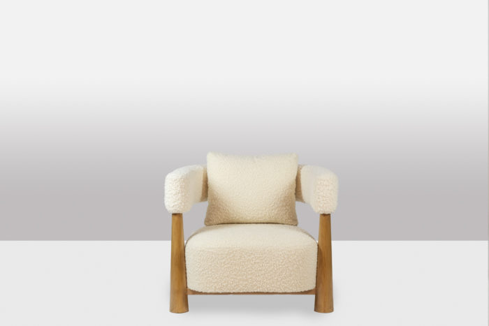 Pair of "bean" shaped armchairs, in blond beech. Contemporary work.- face