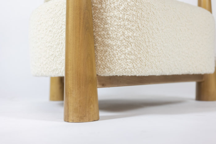 Pair of "bean" shaped armchairs, in blond beech. Contemporary work.- focus ter