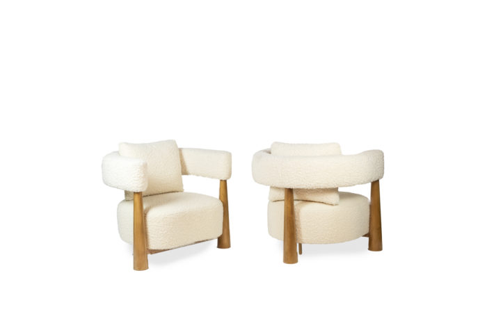 Pair of "bean" shaped armchairs, in blond beech. Contemporary work. - the pair