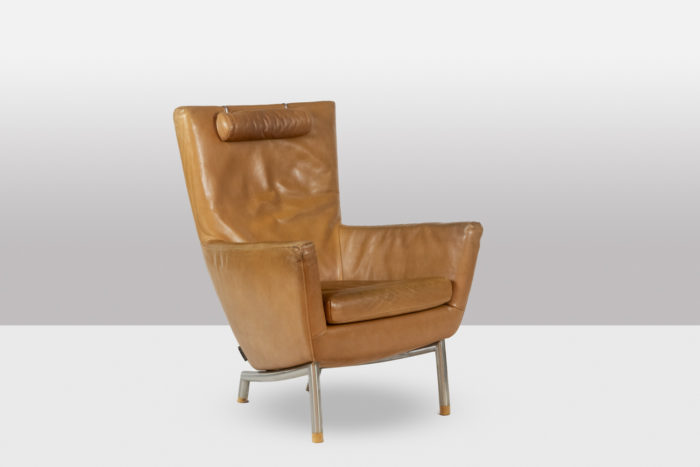 Gerard Van Den Berg. Pair of leather armchairs. 1980s. VAN DEN BERGH PAIRE DE FAUTEUILS DE SALON EN CUIR CAMEL DE GERARD VAN DEN BERG, HOLLANDE, ANNÉES 80 - 3:4