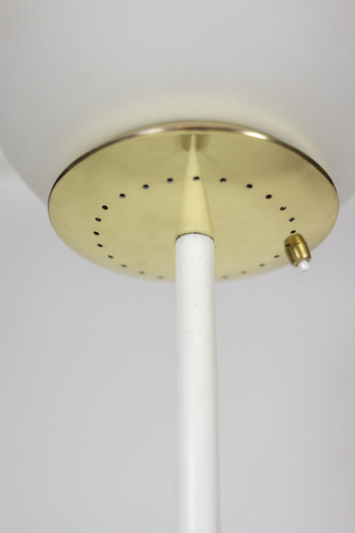 Floor lamp in opaline, lacquered metal and golden brass. 1950s.- other detail