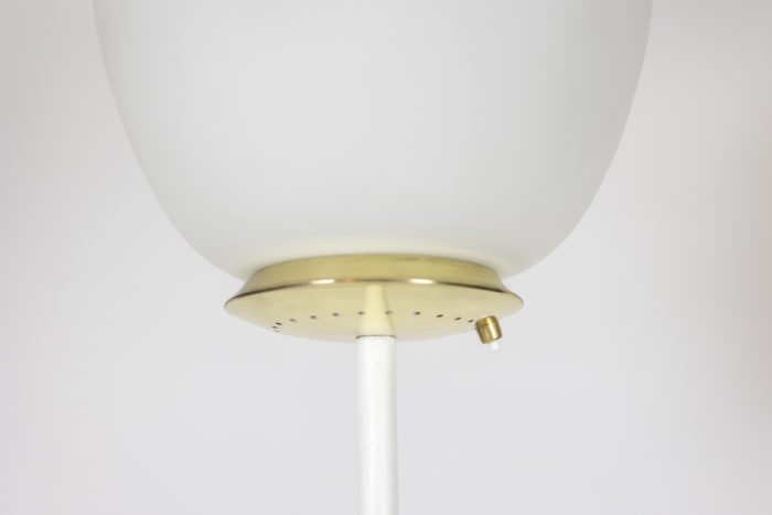 LAMPADAIRE ITALIEN DES ANNÉES 50, OPALINE, FER LAQUÉ BLANC ET SOCLE EN TRAVERTIN. CIRCA 1960 - détail