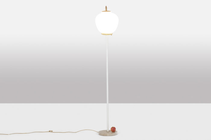 LAMPADAIRE ITALIEN DES ANNÉES 50, OPALINE, FER LAQUÉ BLANC ET SOCLE EN TRAVERTIN. CIRCA 1960 - échellée