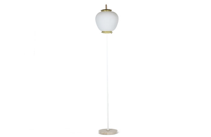 Floor lamp in opaline, lacquered metal and golden brass. 1950s.- face